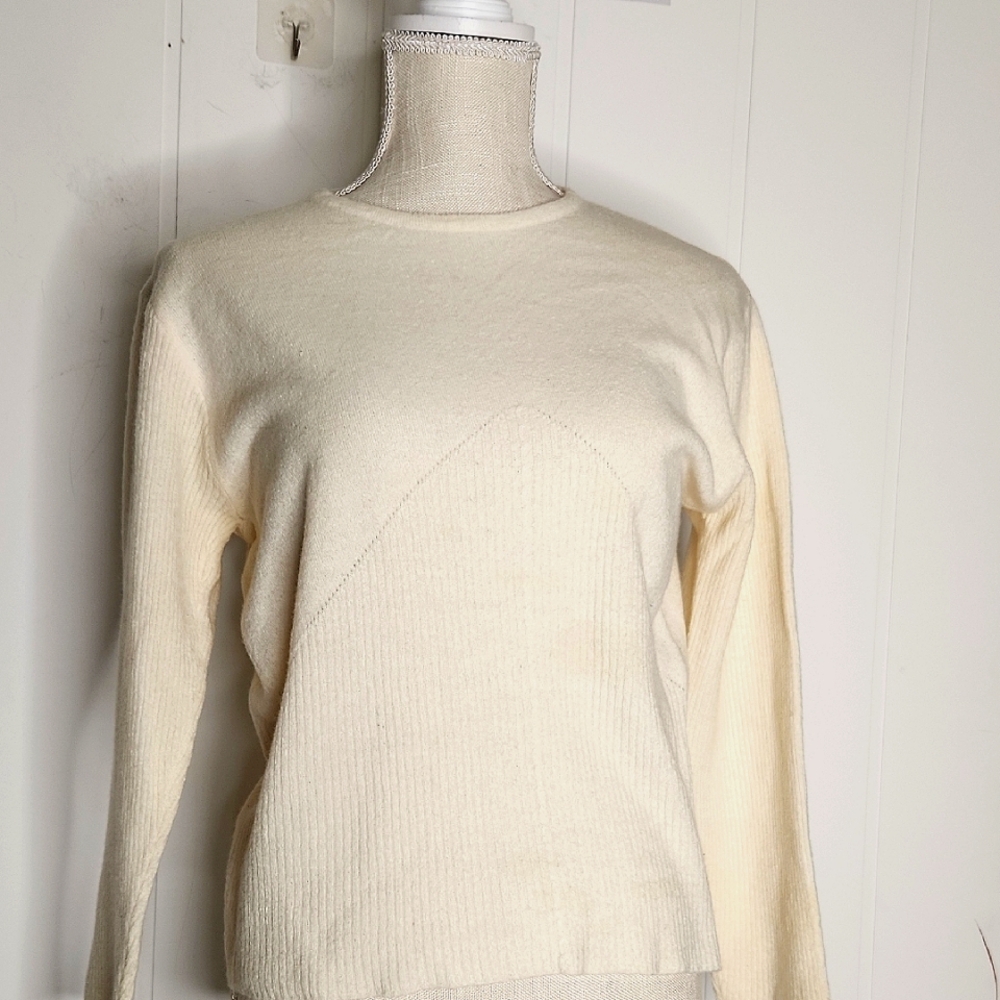Liz Claiborne Women's ivory ribbed knit pullover wool sweater  Classic